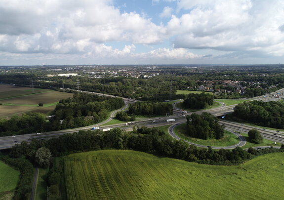 Autobahnkreuz im Grünzug E (Ruhr) | Quelle: LUP - Luftbild-Umwelt-Planung GmbH Beschreibung (Bildbeschriftung) Beschreibung (Bildbeschriftung) Beschreibung (Bildbeschriftung) Beschreibung (Bildbeschriftung) Beschreibung (Bildbeschriftung)